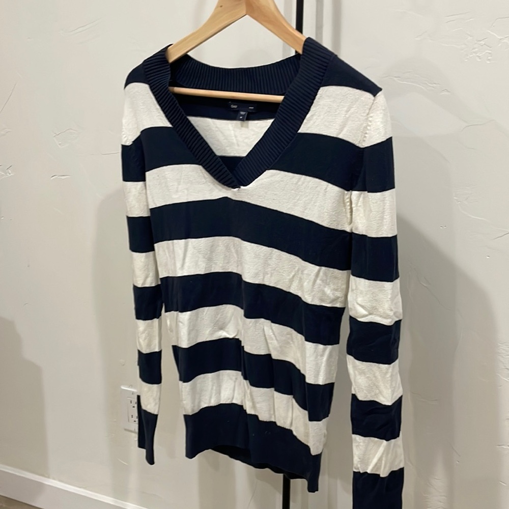 GAP Sweater Navy Blue and white